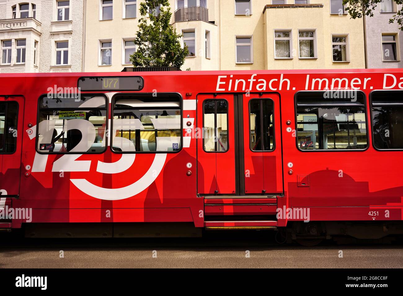 Rheinbahn U 77 im Stadtteil Oberkassel in Düsseldorf, Deutschland. Die Rheinbahn ist ein lokales Eisenbahnunternehmen. Stockfoto