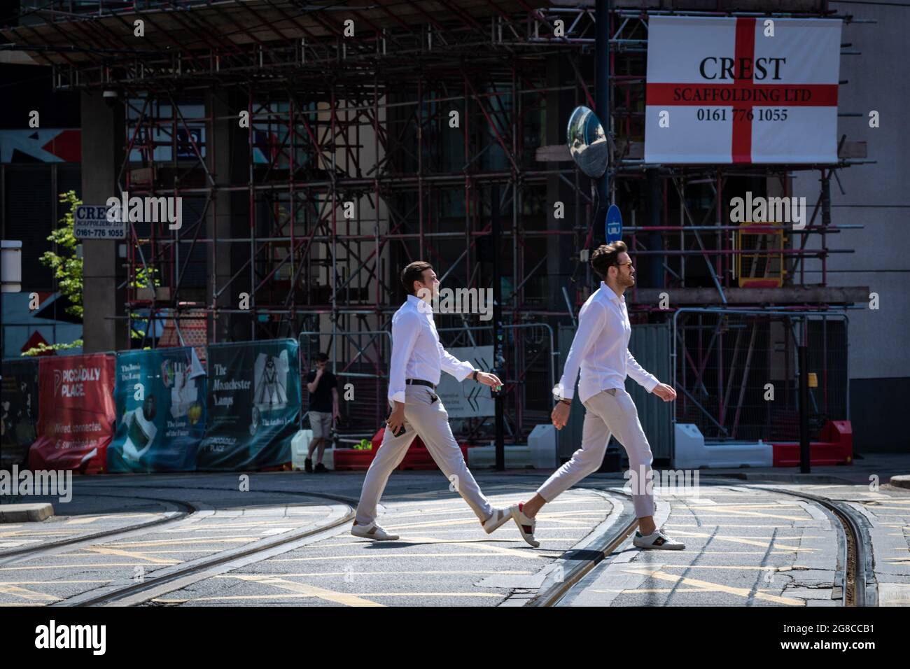 Manchester, Großbritannien. Juli 2021. Die Pendler am Morgen machen sich auf den Weg durch Piccadilly, um am ersten Tag der Freiheit zu arbeiten, seit die COVID19-Sperrbeschränkungen vor 16 Monaten eingeführt wurden. Kredit: Andy Barton/Alamy Live Nachrichten Stockfoto