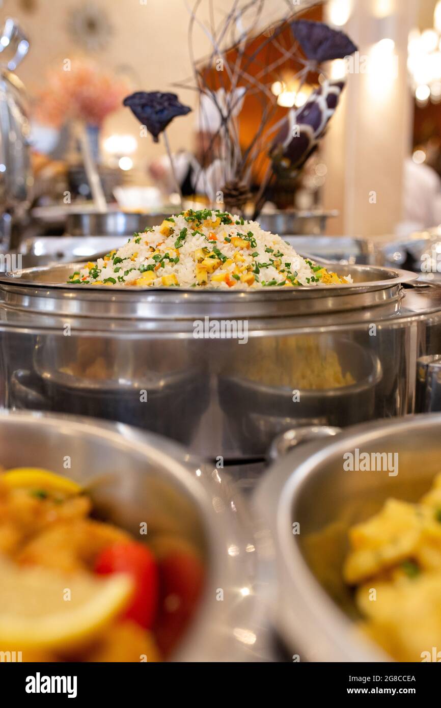 Ein Topf mit Reis und Gemüse in einem Café Stockfoto