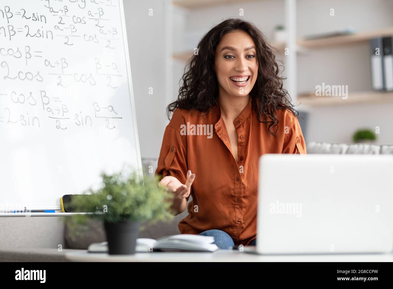 Lächelnde Lehrerin erklärt den Schülern online trigonometrische Funktionen Stockfoto