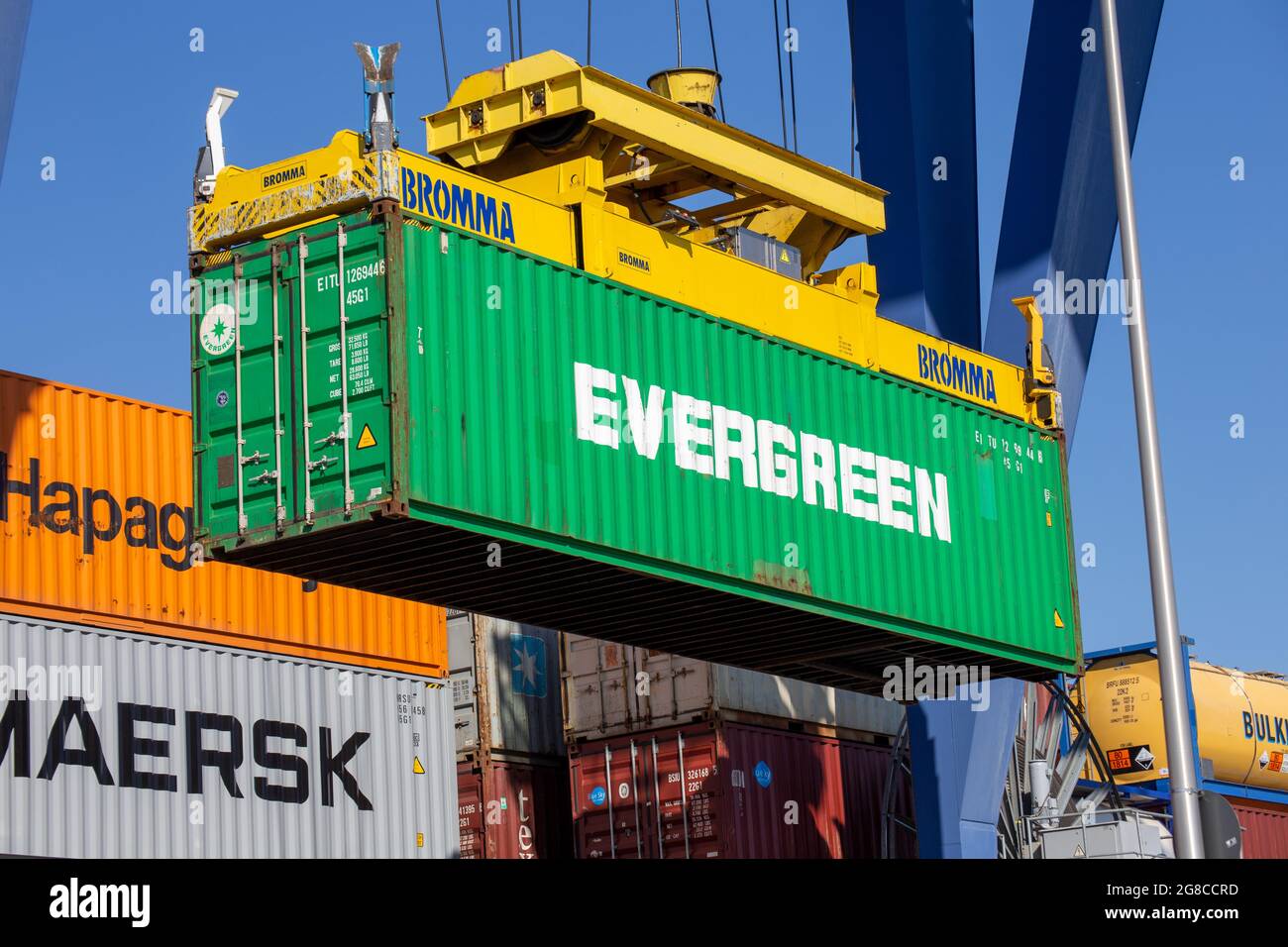 Ein Container der Evergreen Line wird im Hafen von Mannheim (Deutschland) verladen, 19. Juli 2021 Stockfoto