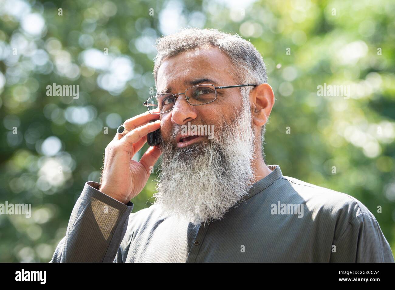 Der radikale Prediger Anjem Choudary spricht in Ilford, Ost-London, mit den Medien, nachdem die Einschränkungen für ihn, nach der Entlassung aus dem Gefängnis in der Öffentlichkeit zu sprechen, zu Ende waren. Bilddatum: Montag, 19. Juli 2021. Stockfoto