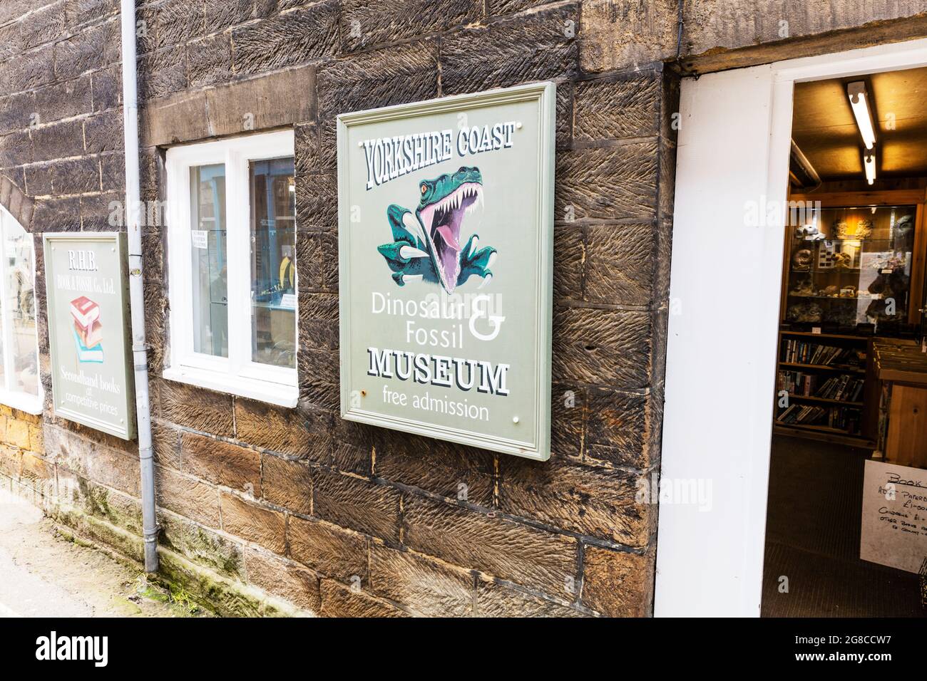 Robin Hoods Bay, Yorkshire, Großbritannien, England, Dinosaurier- und Fossilienmuseum, freier Eintritt, Museum, Schild, Museumsschild, Robin Hoods Bay Museum, Geschäft, Eintritt Stockfoto