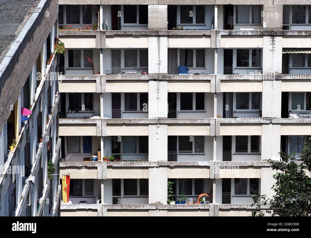Potsdam, Deutschland. Juli 2021. Das mehrstöckige Wohnhaus am Alten Markt hinter der Nikolaikirche. Das Gebäude des Staudenhofs, das bis 1978 in der DDR erbaut wurde und heute über insgesamt 182 Wohnungen verfügt, soll zu einem Drittel bewohnt sein. Politiker der Potsdamer Linken wollen das DDR-Fertighaus erhalten, während Gegner der Variante auf Wirtschaftlichkeit und damit auf Abriss und Neubau setzten. Quelle: Soeren Stache/dpa-Zentralbild/ZB/dpa/Alamy Live News Stockfoto