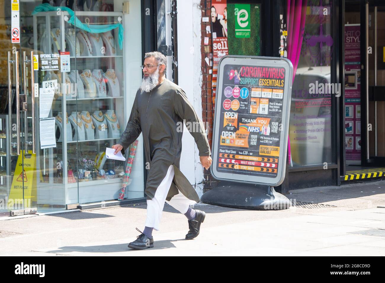 Der radikale Prediger Anjem Choudary in Ilford, Ost-London, nachdem er nach seiner Entlassung aus dem Gefängnis die Rede in der Öffentlichkeit eingeschränkt hatte, ging zu Ende. Bilddatum: Montag, 19. Juli 2021. Stockfoto