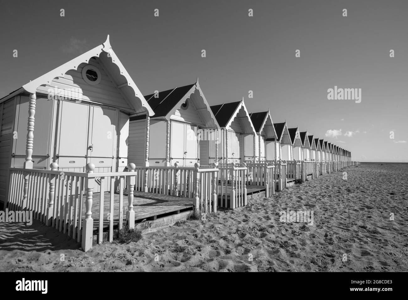 Schwarz-Weiß-Bild der Strandhütten in West Mersea, Essex, England Stockfoto