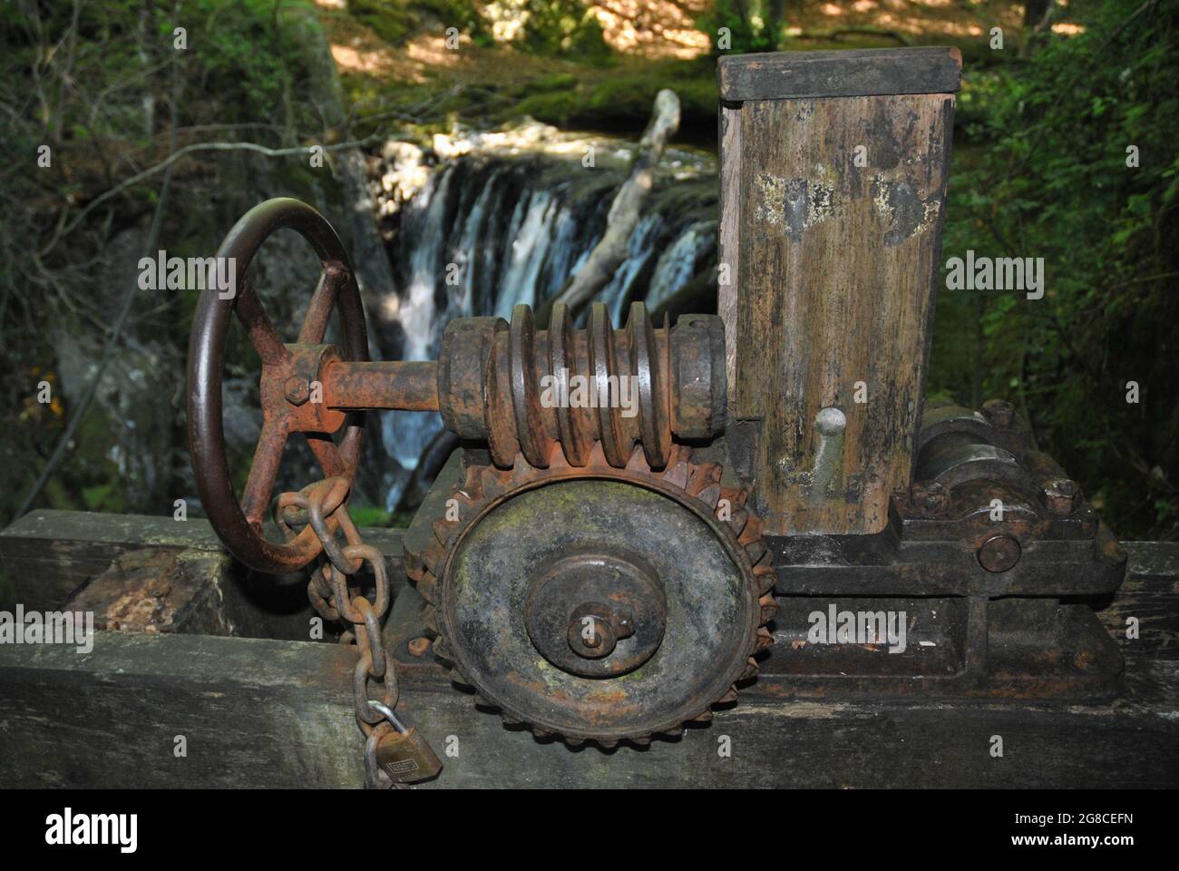 Nahaufnahme eines Schneckenantriebs an einem Schleusentor. Stockfoto