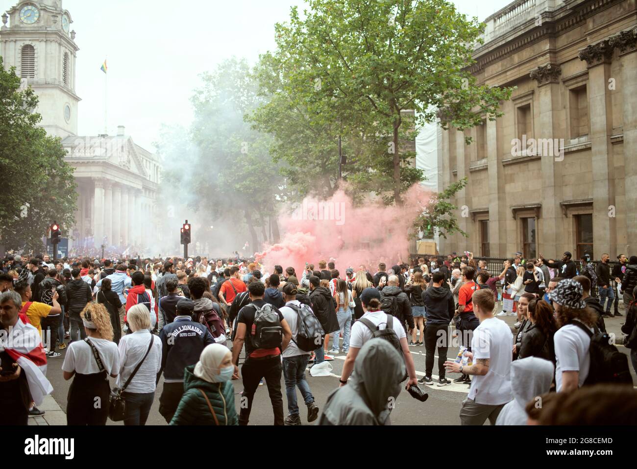 Unterstützer treffen sich kurz vor dem EM 2020 Finale England gegen Italien. Trafalgar Square, London, Großbritannien. 11. Juli 2021 Stockfoto