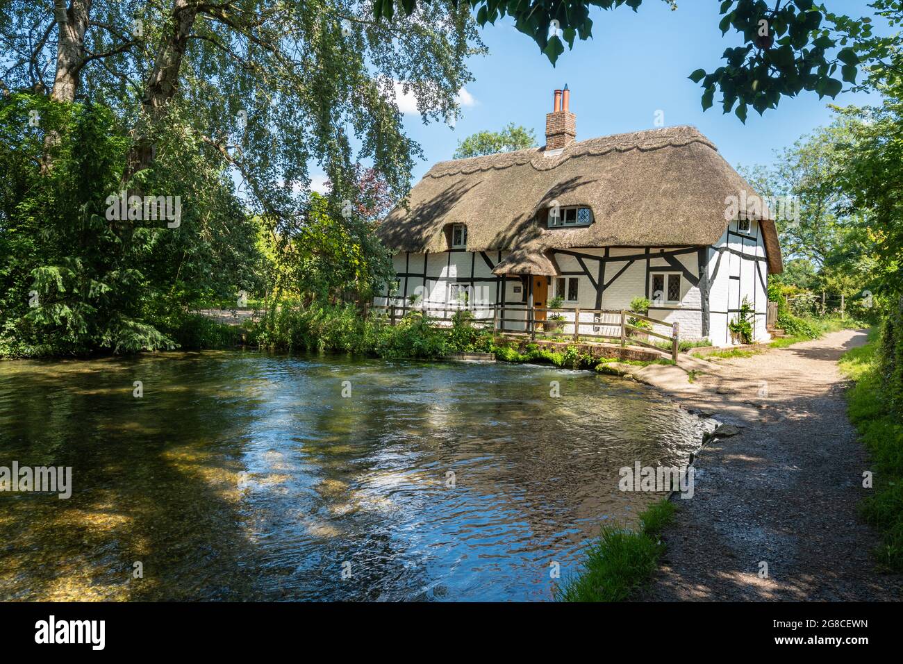 Old Fulling Mill in Alresford, einem hübschen reetgedeckten Gebäude aus dem 13. Jahrhundert, Hampshire, England, Großbritannien Stockfoto