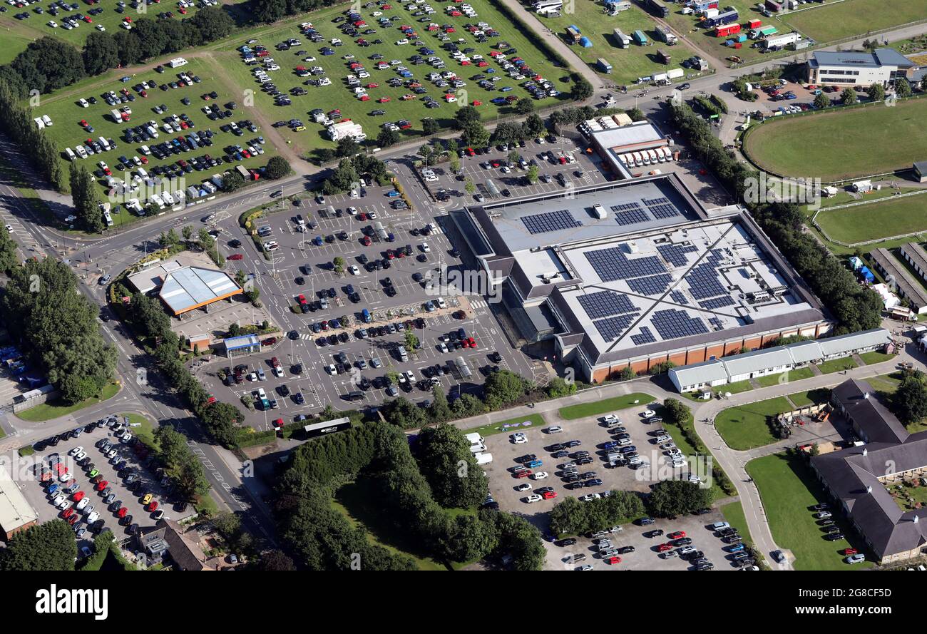 Luftaufnahme des Sainsbury's Supermarket in Harrogate, neben dem Showground Stockfoto