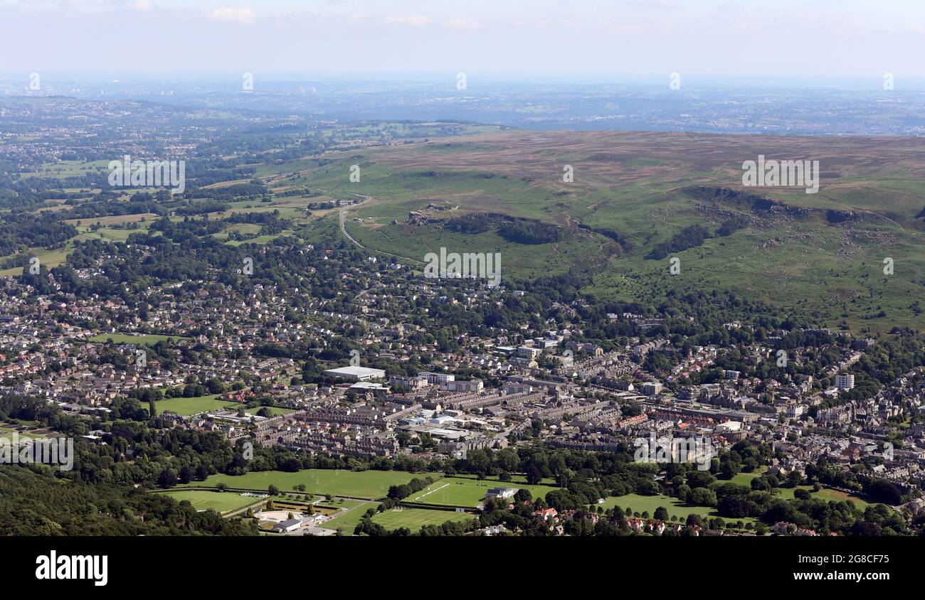 Luftaufnahme mit Blick nach Südosten über das Stadtzentrum von Ilkley in Richtung Ilkley Moor Stockfoto