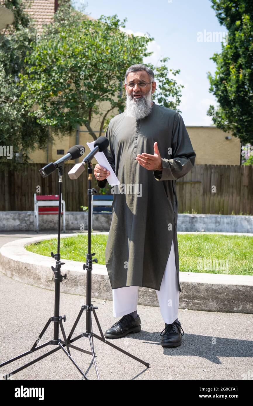 Ändert die Schreibweise von Choudary im Dateinamen. Der radikale Prediger Anjem Choudary spricht in Ilford, Ost-London, mit den Medien, nachdem die Einschränkungen für ihn, nach der Entlassung aus dem Gefängnis in der Öffentlichkeit zu sprechen, zu Ende waren. Bilddatum: Montag, 19. Juli 2021. Stockfoto