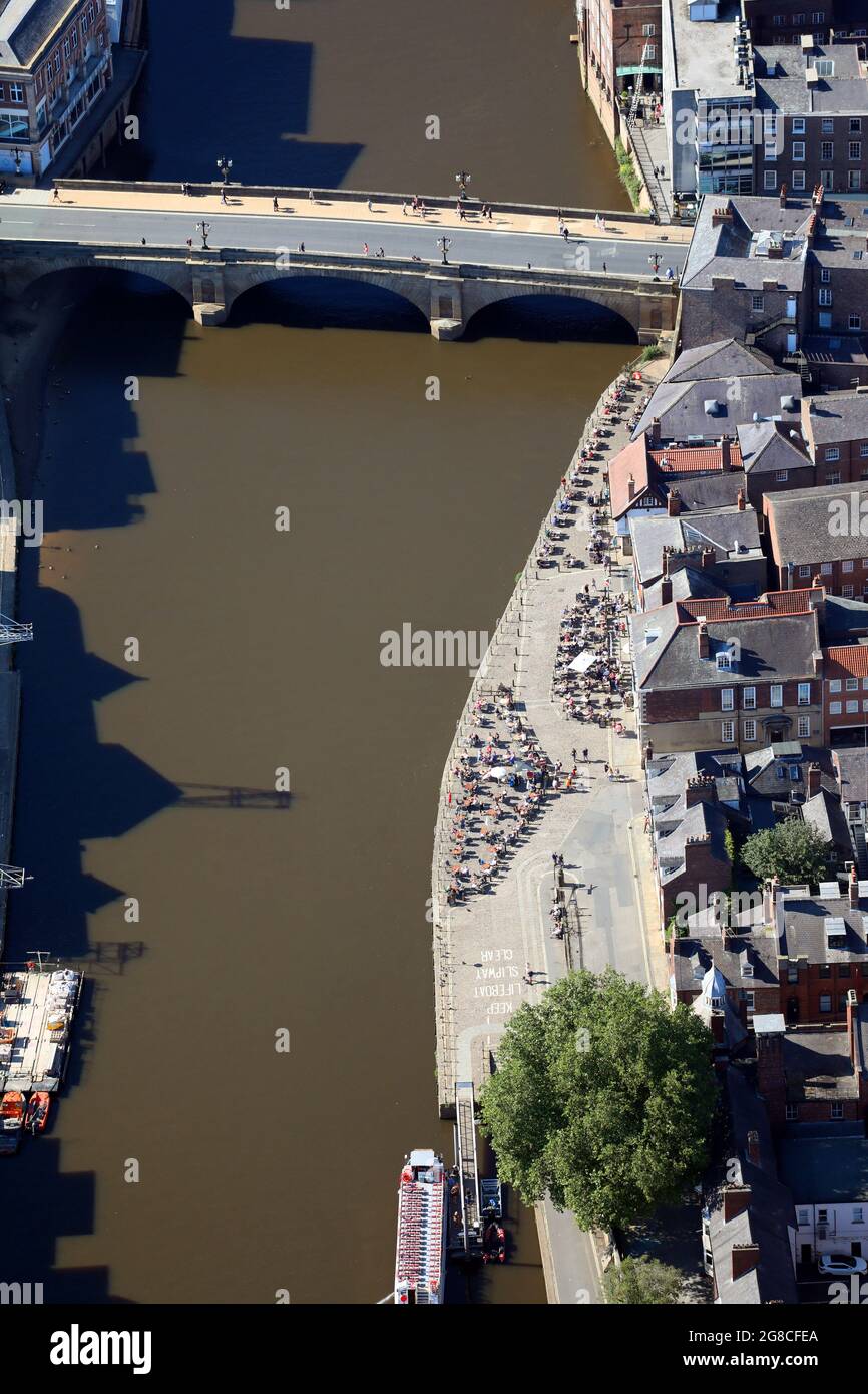 Luftaufnahme des Kings Staith im Stadtzentrum von York, mit Trinkern, die die warme Sonne vor den Kings Arms genießen Stockfoto
