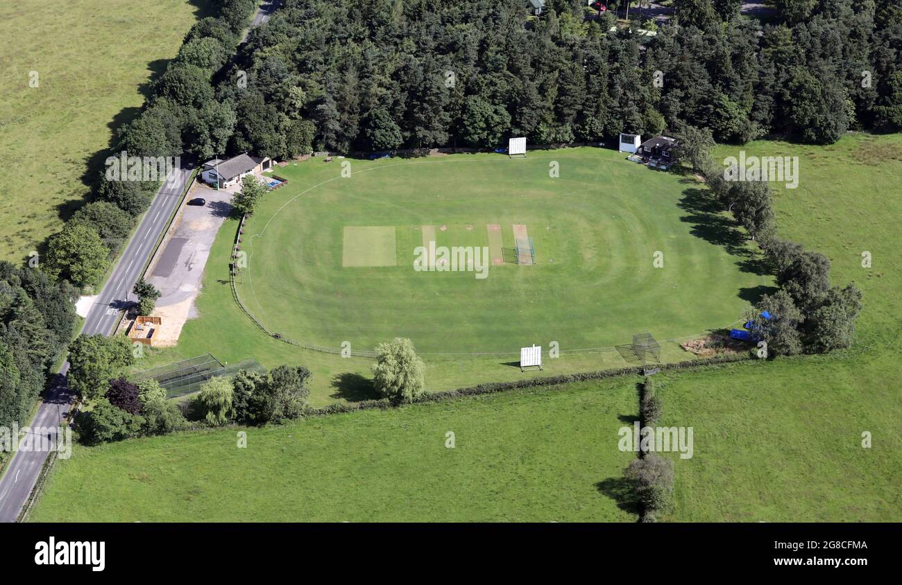 Luftaufnahme eines englischen Cricket-Platzes und eines Clubhauses/Pavillons. Dieses in Beckwitshaw in der Nähe von Harrogate, North Yorkshire Stockfoto