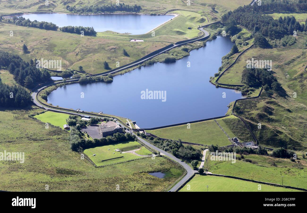 Luftaufnahme vom Norden des Lower Coldwell Reservoir ( und des Upper Coldwell Reservoir dahinter) und des Coldwell Activity Center, Burnley, Lancashire Stockfoto