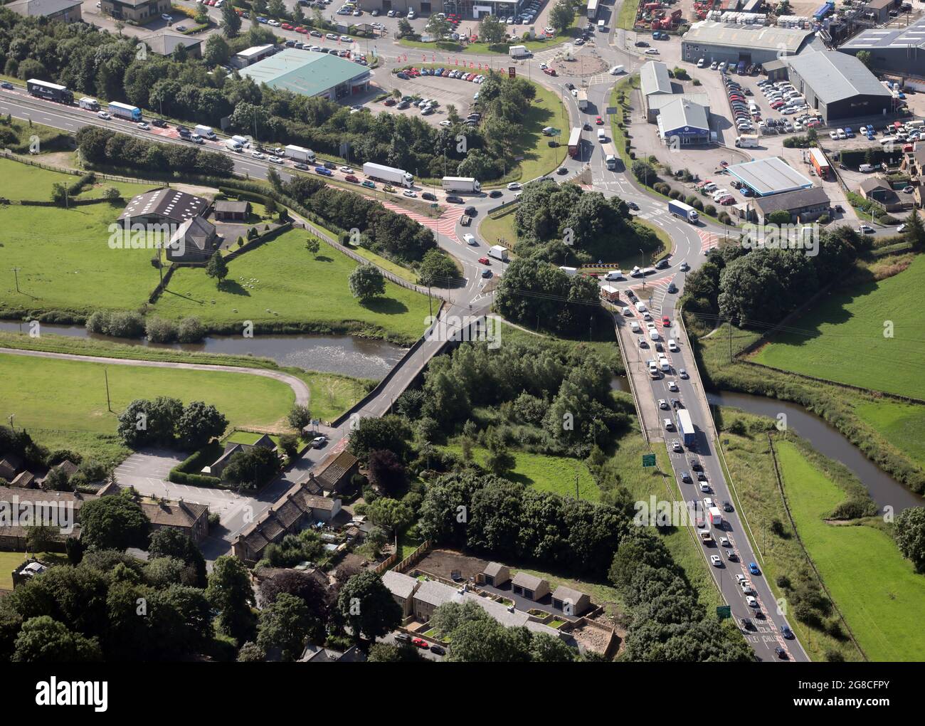 Luftaufnahme des Verkehrs, der um einen Kreisverkehr verstopft ist (dies ist die Kreuzung der A629 und der B6265 Skipton Road in Cross Hills, Keighley Stockfoto