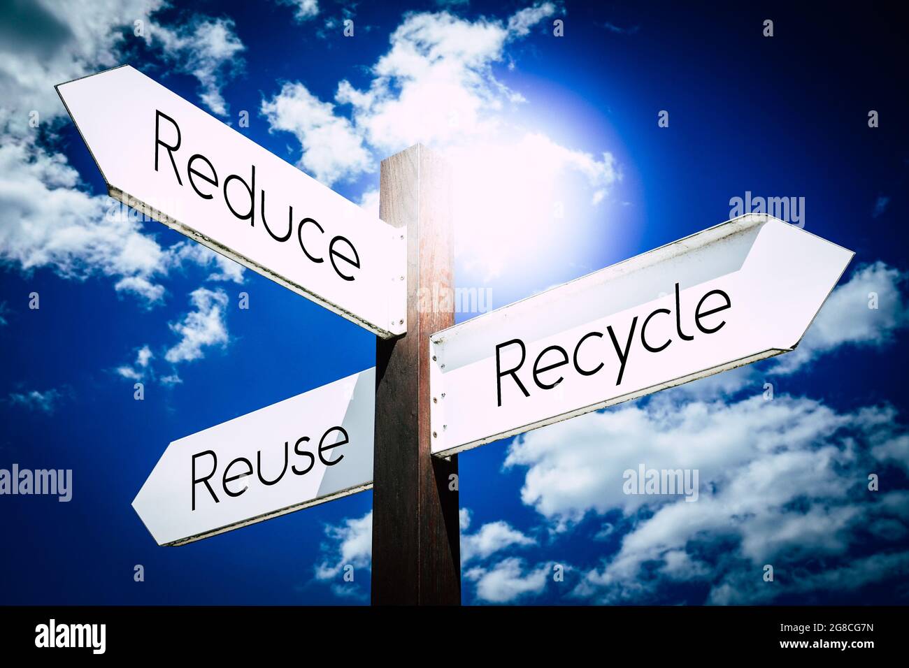 Reduce, recycle, reuse concept - Wegweiser mit drei Pfeilen Stockfoto