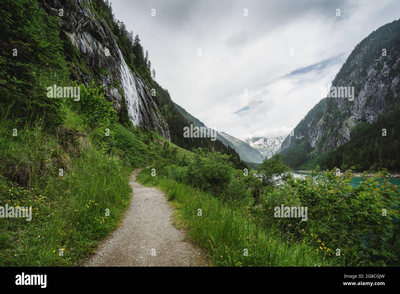 Wanderweg rund um den Stillup See mit alpinen Bergwasserfällen rund um Österreich, Tirol Stockfoto