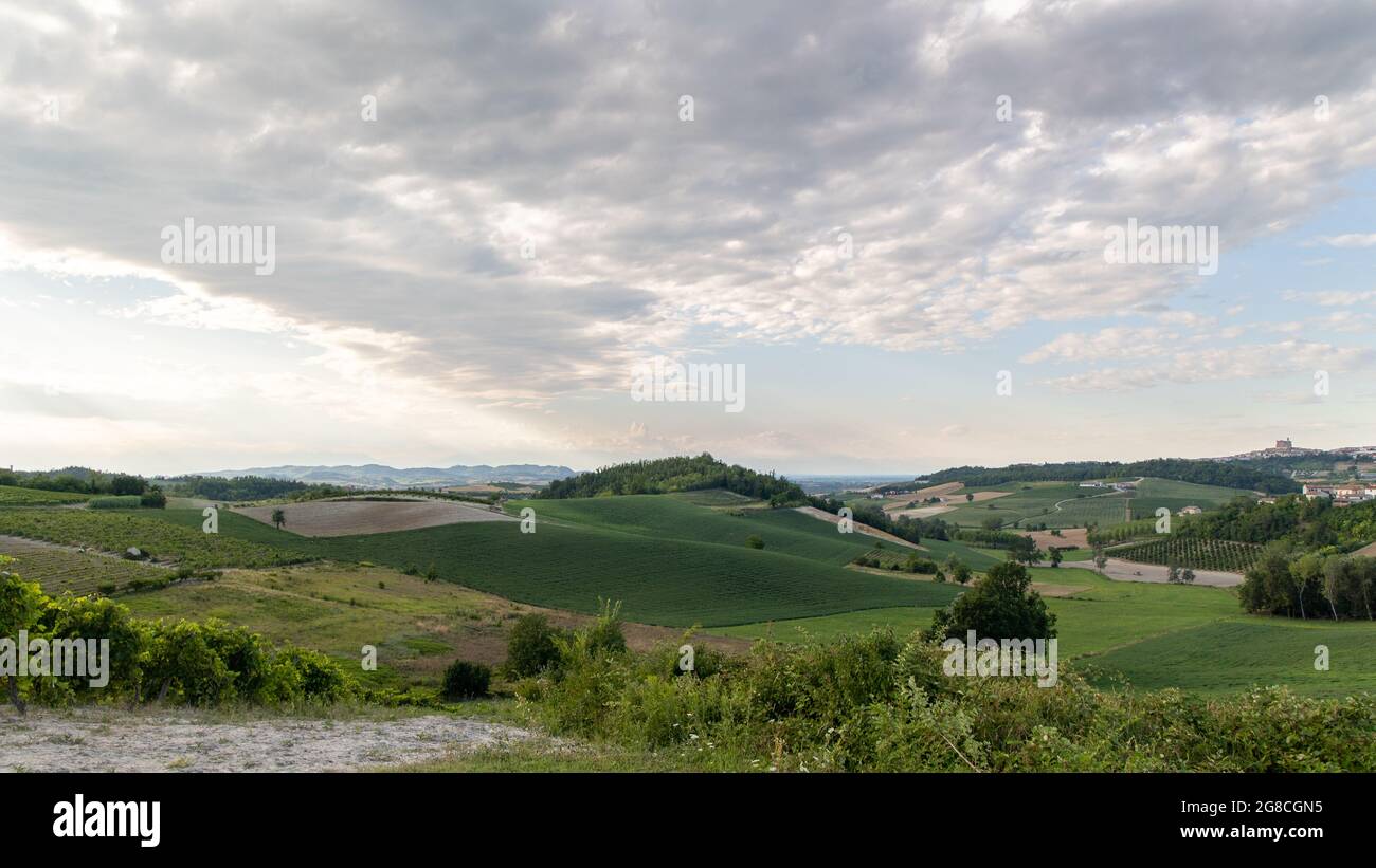 Panoramablick über die Hügel des Monferrato Stockfoto