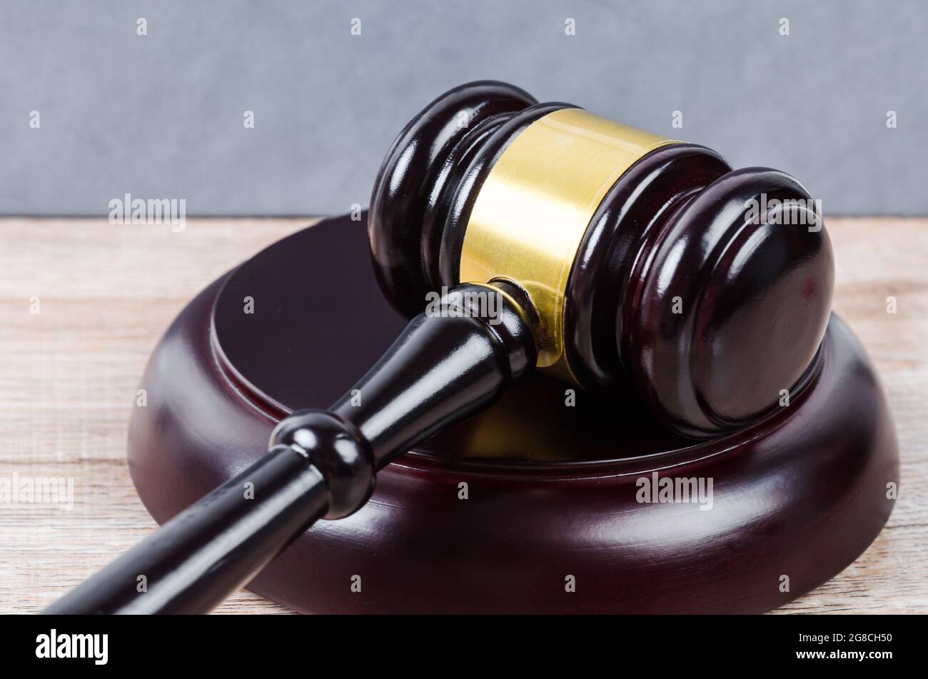 Richter gavel auf Holztisch. Stockfoto