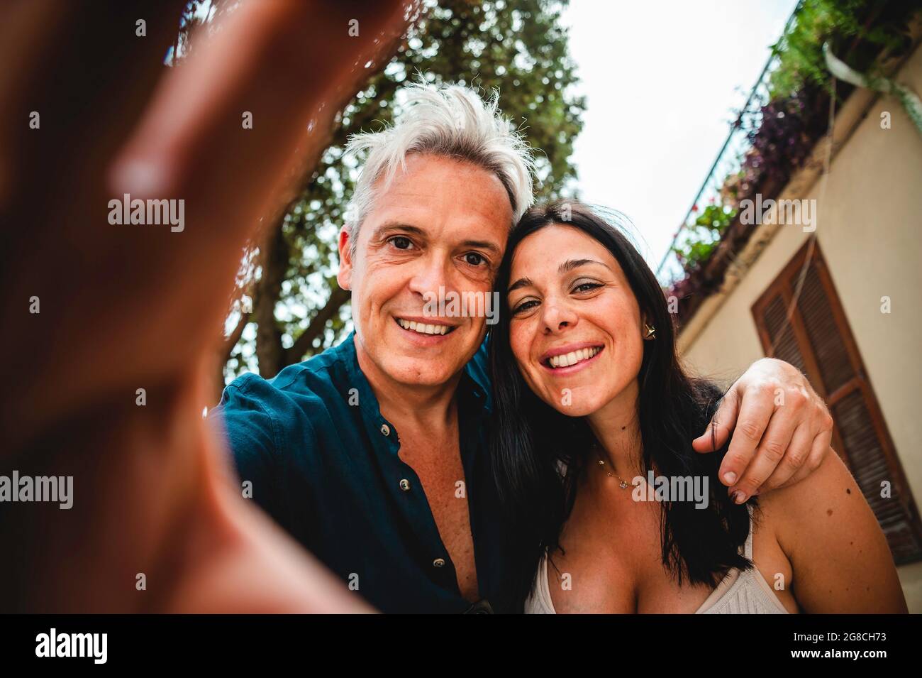 Trendy Mann und seine schöne Freundin in der Liebe mit echten Spaß machen Selfie auf Altstadt Tour - Wanderlust Lifestyle Reise Urlaubskonzept mit Stockfoto