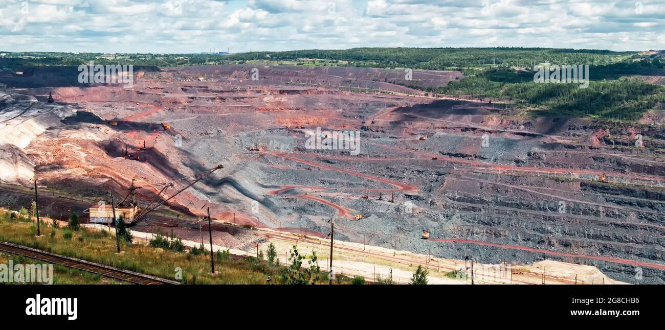 Eisenerzgewinnung im Steinbruch der Bergbau- und Verarbeitungsanlage Mikhailovsky Stockfoto