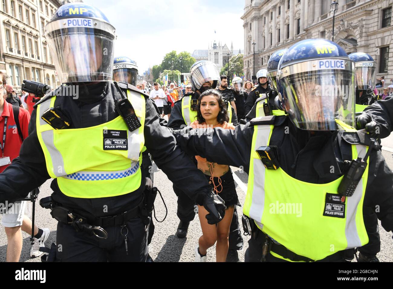 Eine Frau wird von der Polizei weggeführt, als Anti-Impfdemonstranten auf dem Parliament Square in London eine Demonstration abhalten, nachdem die endgültigen rechtlichen Beschränkungen in England aufgehoben wurden. Bilddatum: Montag, 19. Juli 2021. Stockfoto