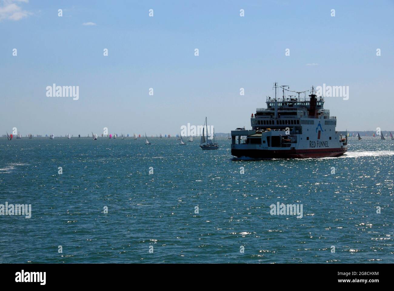 Red Funnel Ferry Red Osprey on the Solent während der Cowes Week Regatta Stockfoto