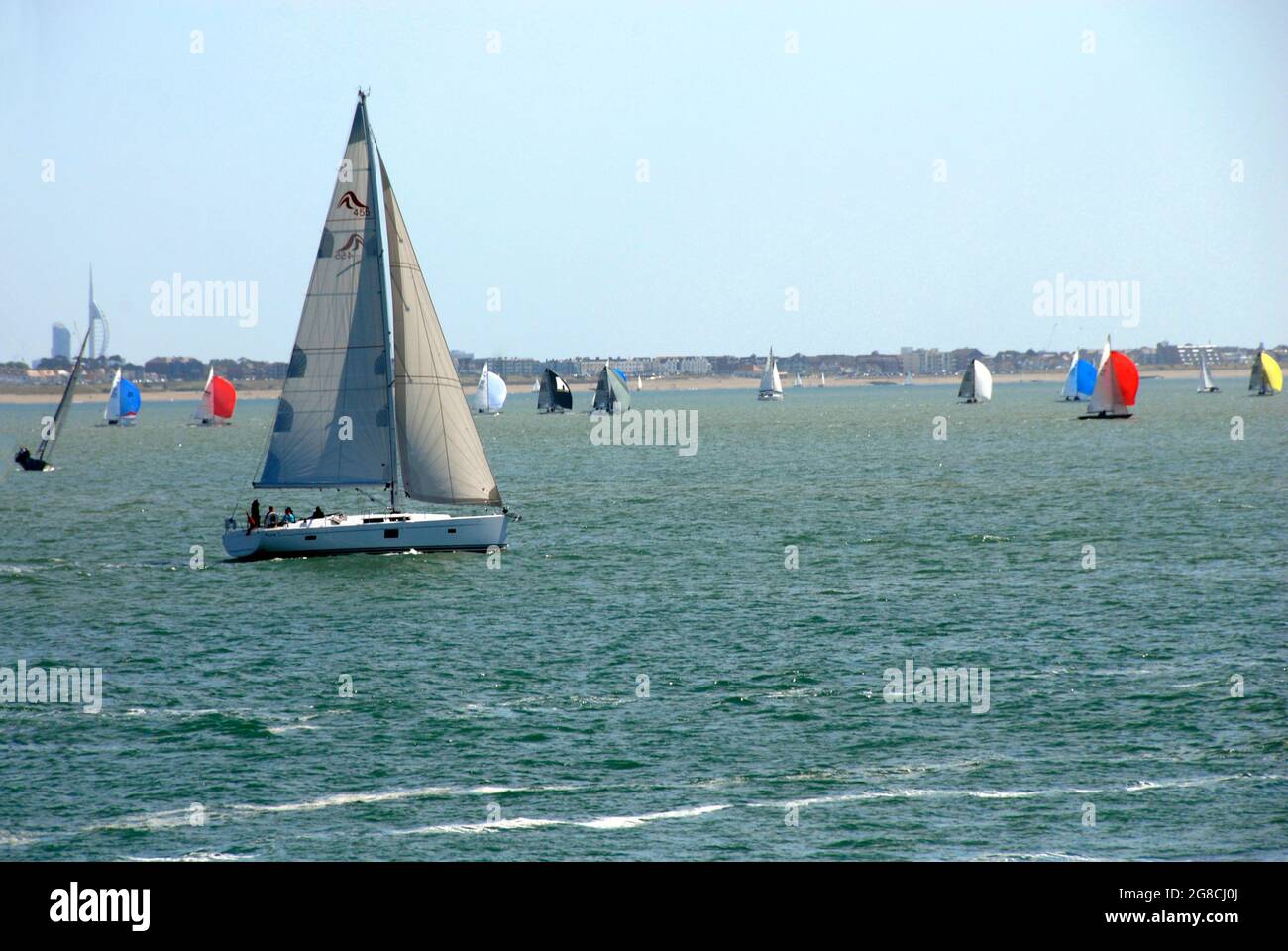 Yachten, die auf der Solent während der Cowes Week Regatta segeln Stockfoto