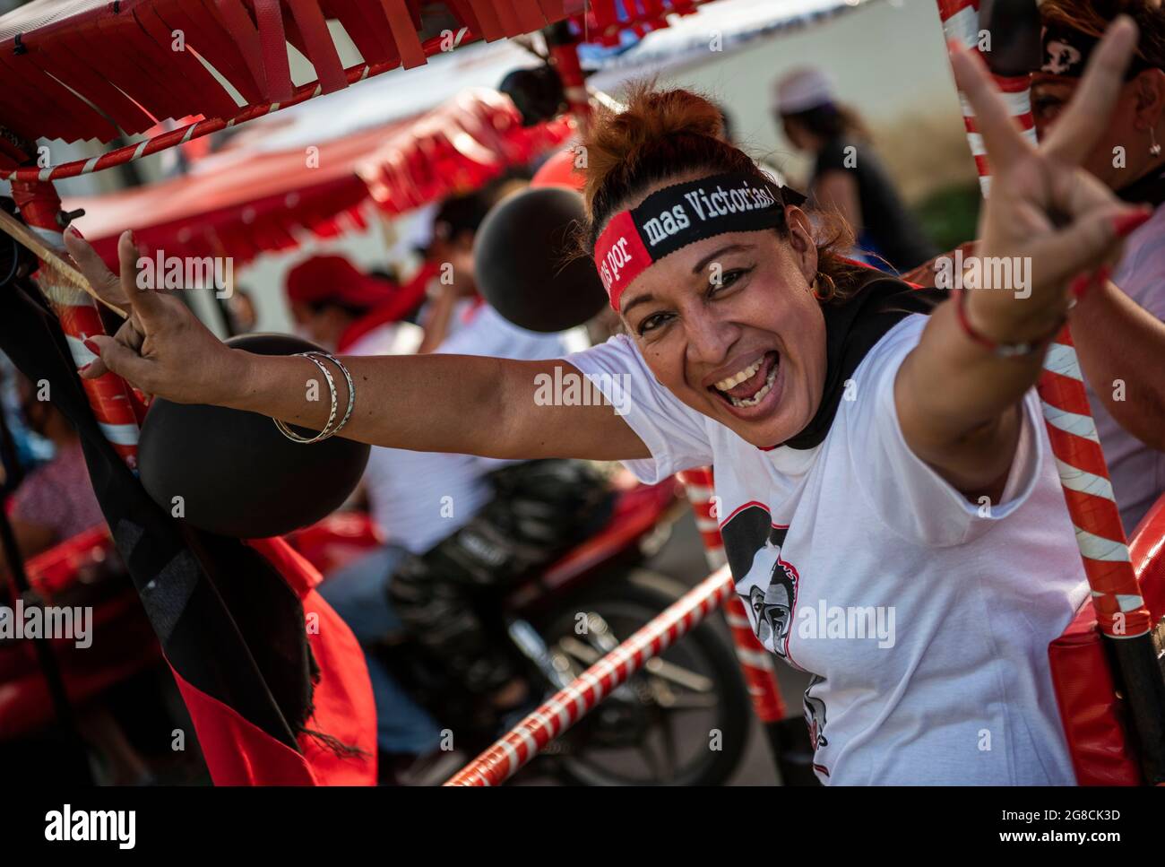 18. Juli 2021, Nicaragua, Managua: Eine Frau nimmt an einem marsch zur Feier des 42. Jahrestages des Sieges der sandinistischen Revolution und zur Unterstützung der kubanischen Revolution Teil. Foto: Stringer/dpa Stockfoto