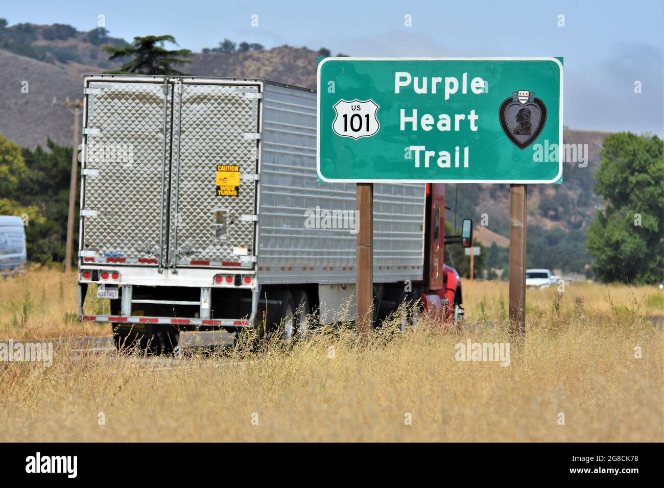 Purple Heart Trail, Schild auf dem Highway US 101, um die Gewinner der Medaille „Purple Heart“ für ihre Militärdienste von Kaliforniern zu würdigen Stockfoto