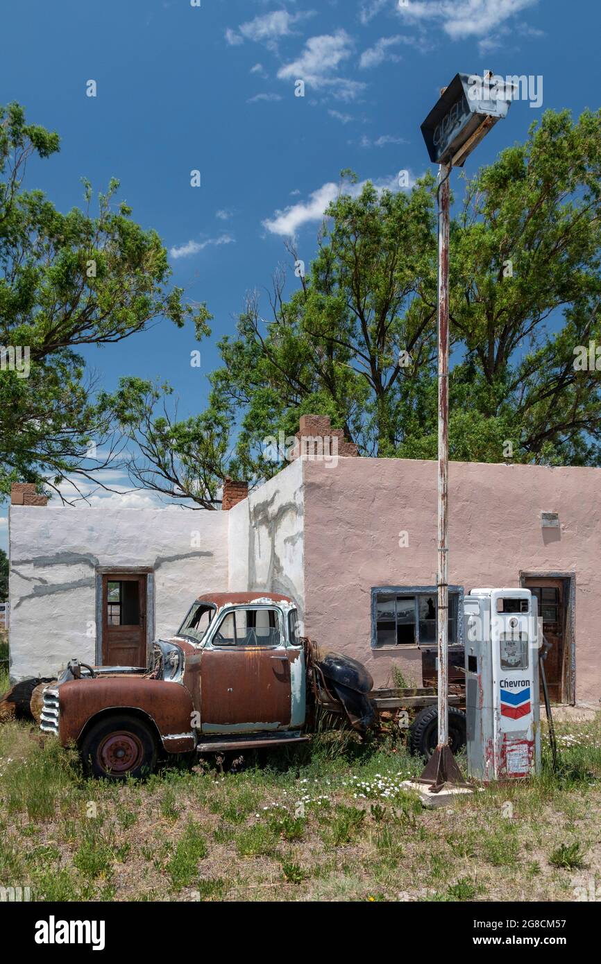 La Jara, Colorado, EIN rostiger, alter Pickup-Truck, der vor einer alten Chevron-Tankstelle im Süden Colorados geparkt ist. Stockfoto