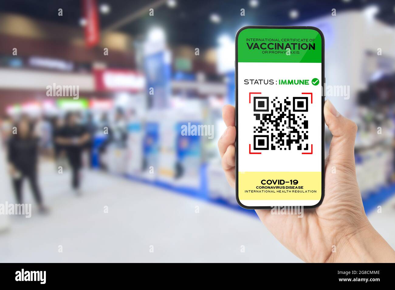Digitaler Impfpass auf dem Smartphone-Bildschirm als Beweis dafür, dass der Inhaber in der Ausstellungshalle gegen Covid-19 geimpft wurde, Anforderung z. B. Stockfoto