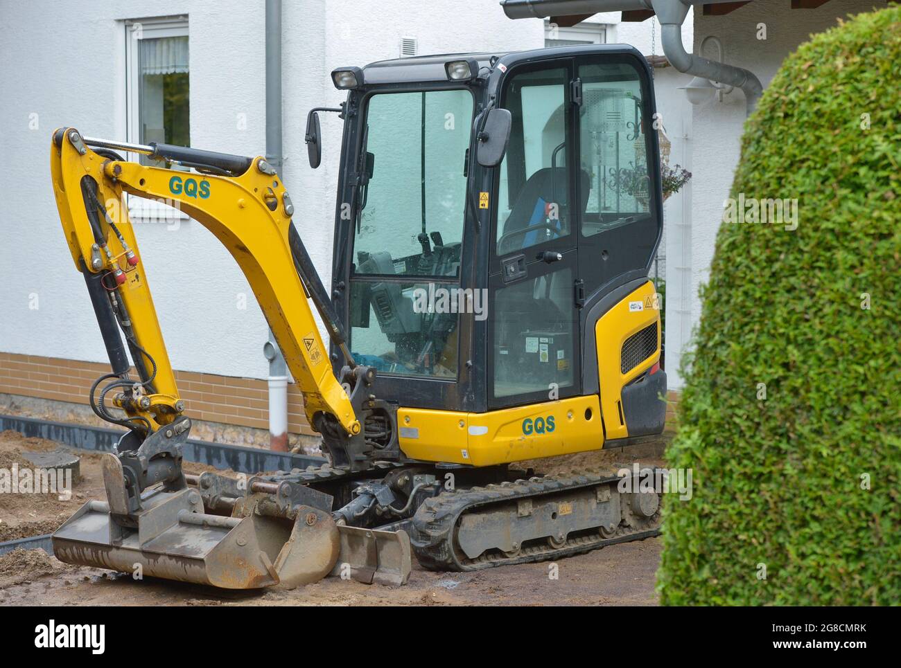 Leipziger Land, Deutschland. Juli 2021. Auf einer Baustelle in einem Einfamilienhaus im Leipziger Land steht ein Minibagger. Quelle: Volkmar Heinz/dpa-Zentralbild/ZB/dpa/Alamy Live News Stockfoto