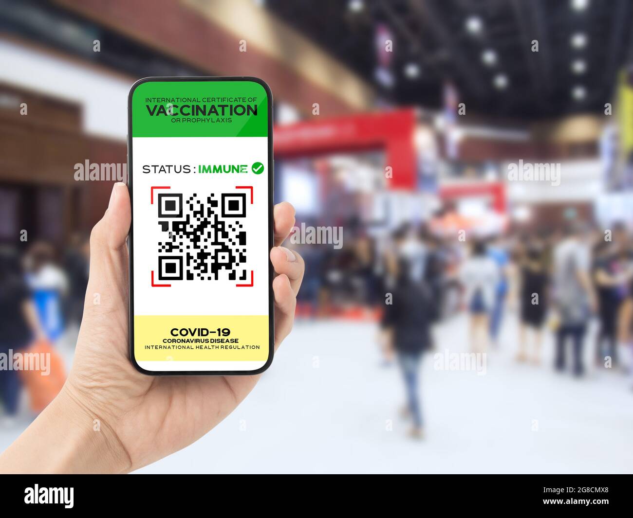 Digitaler Impfpass auf dem Smartphone-Bildschirm als Beweis dafür, dass der Inhaber in der Ausstellungshalle gegen Covid-19 geimpft wurde, Anforderung z. B. Stockfoto