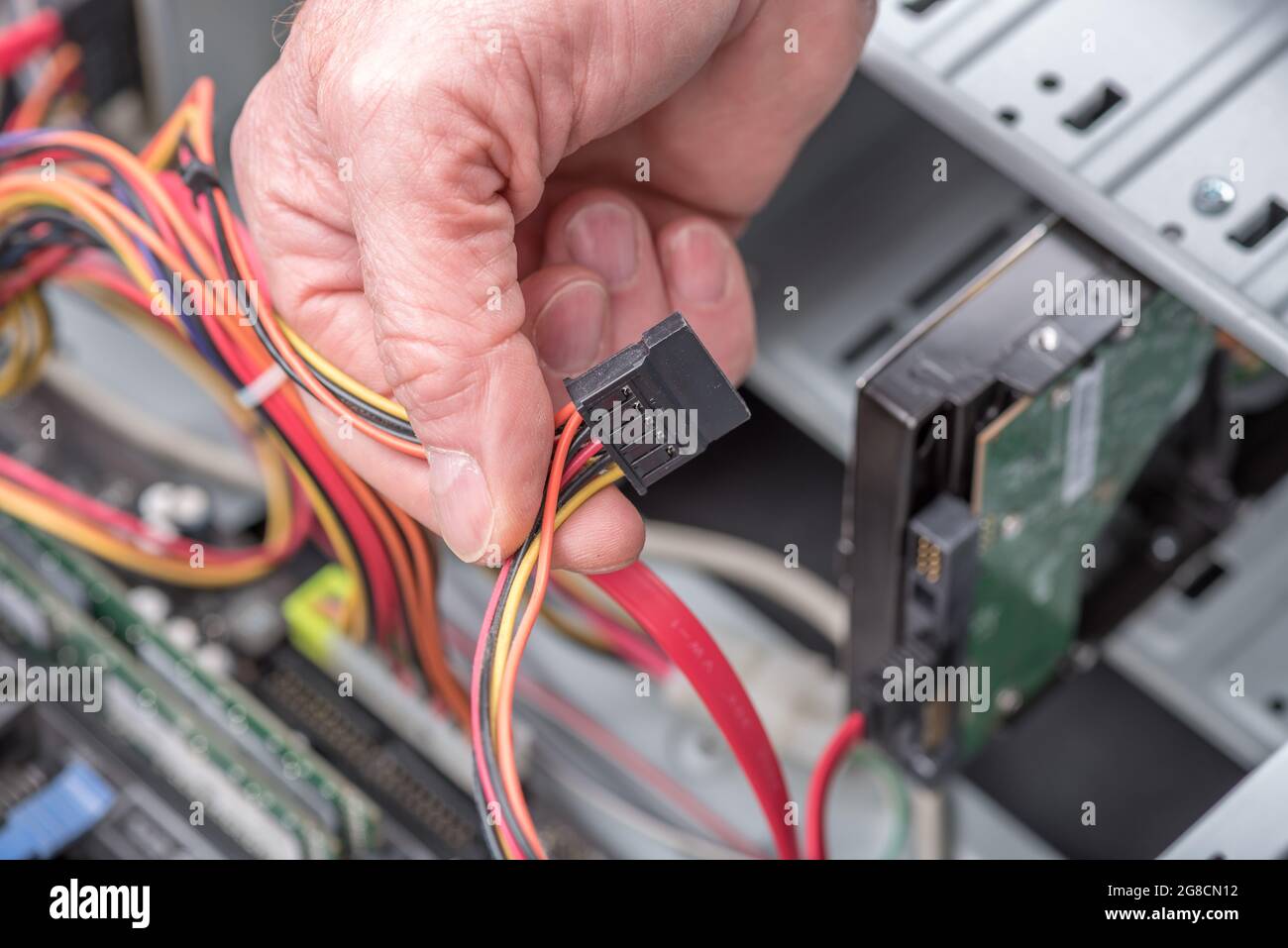 Computertechniker, der ein sata-Kabel hält Stockfoto