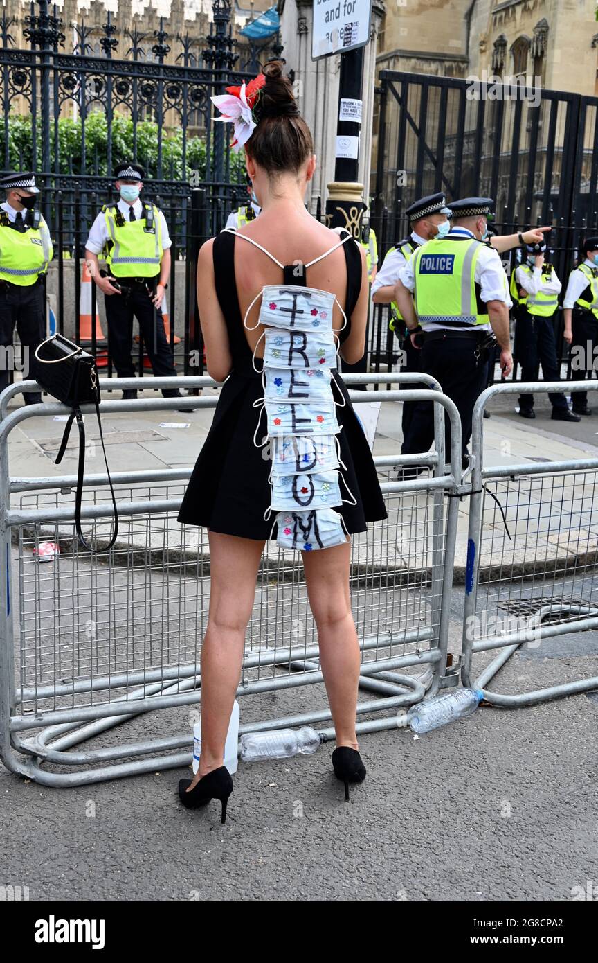 London, Großbritannien. Juli 2021. London, Großbritannien. Ein Protestler trägt sieben Gesichtsmasken mit der Aufschrift „Freiheit“ auf der Rückseite. Parliament Square, Westminster. Kredit: michael melia/Alamy Live Nachrichten Stockfoto