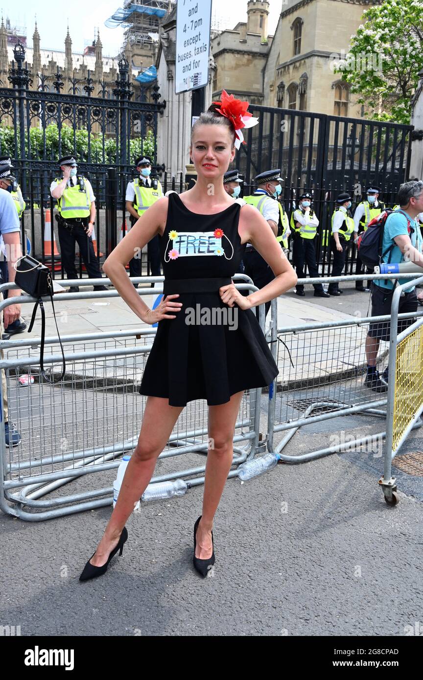 London, Großbritannien. Juli 2021. London, Großbritannien. Anti-Vax-Protest. Eine Protesterin trägt sieben Gesichtsmasken mit der Aufschrift „Freiheit“ auf ihrem Rücken. Parliament Square, Westminster. Kredit: michael melia/Alamy Live Nachrichten Stockfoto