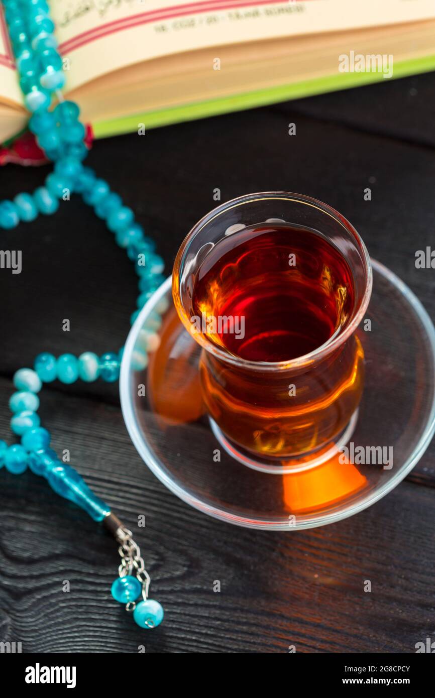 Türkischer Tee im traditionellen Glas Stockfoto