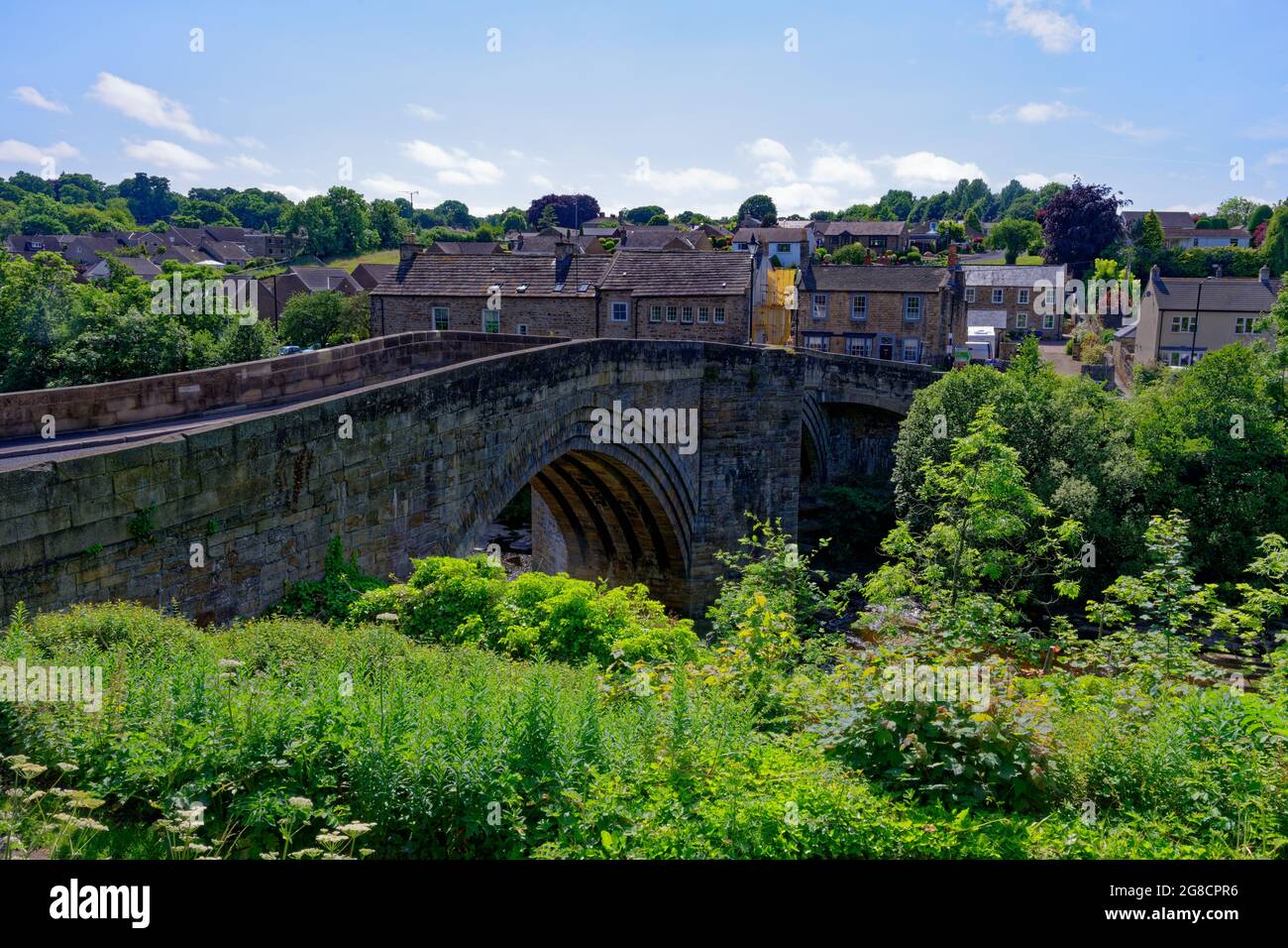 Blick auf die Brücke über den Fluss Tees in der historischen Marktstadt Barnard Castle in Teesdale, County Durham Stockfoto