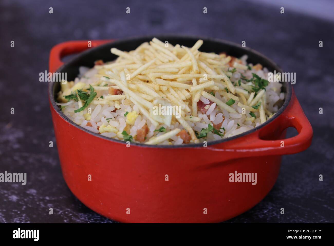 Biro-Biro. Brasilianische Reisgerichte im Grill. Mit Kartoffeln und Speck. Schöne Töpfe und Hintergrund. Stockfoto