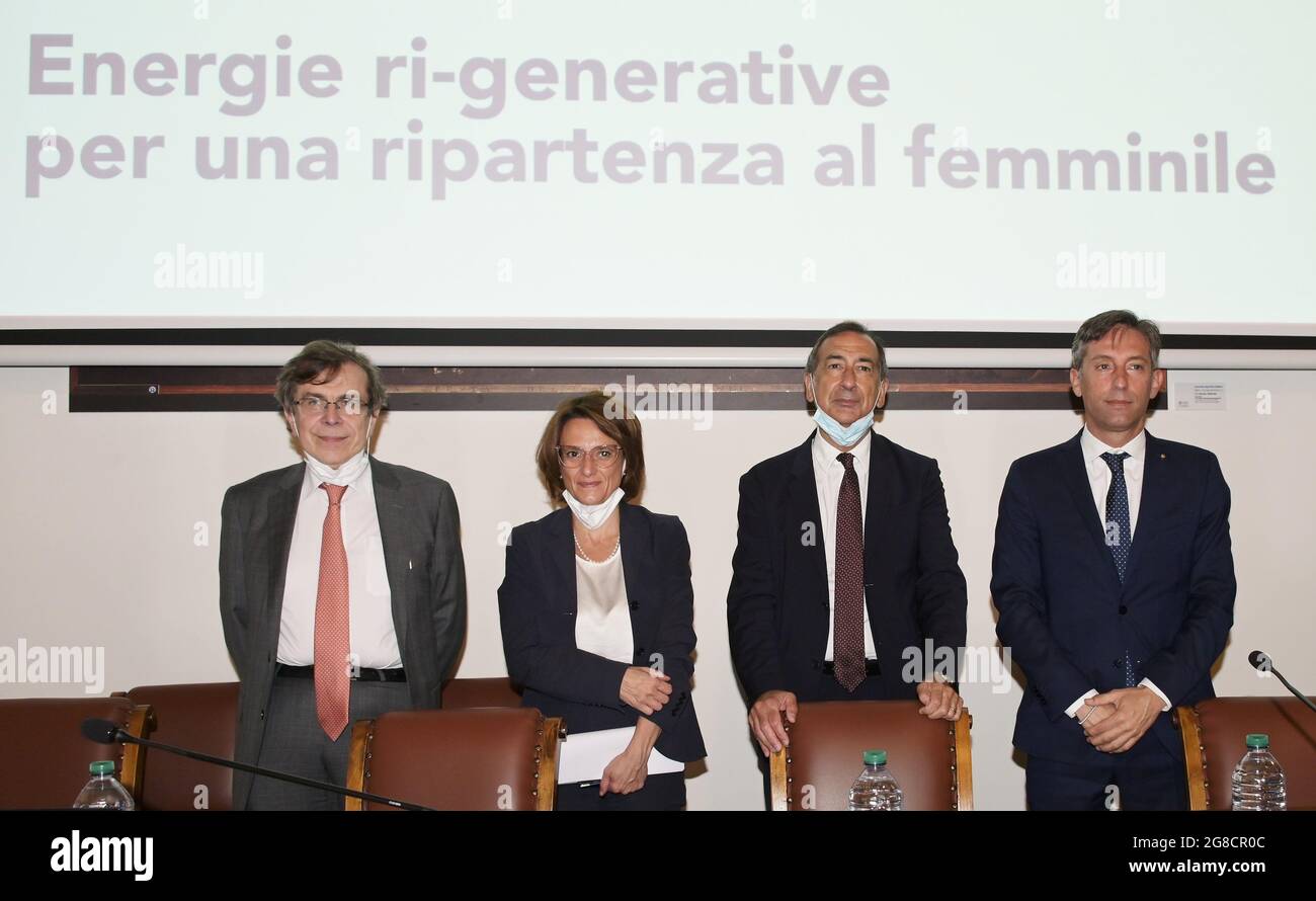 Mailand, Italien Re-generative Energien für einen Neustart für Frauen Kongress an der Universität Mailand mit der Teilnahme von Elena Bonetti Minister für Chancengleichheit und Familie, Elio Franzini Rektor der Universität VON MI, Giuseppe Sala Bürgermeister von Mailand, Fabrizio Sala Stadtrat für Bildung, Universität, Forschung Region Lombardei Rundtisch mit verschiedenen Persönlichkeiten aus Kultur und Universitäten, Wirtschaft und Kommunikation. Auf dem Foto: Fabrizio Sala Stadtrat für Bildung, Universität, Forschung der Region Lombardei Stockfoto