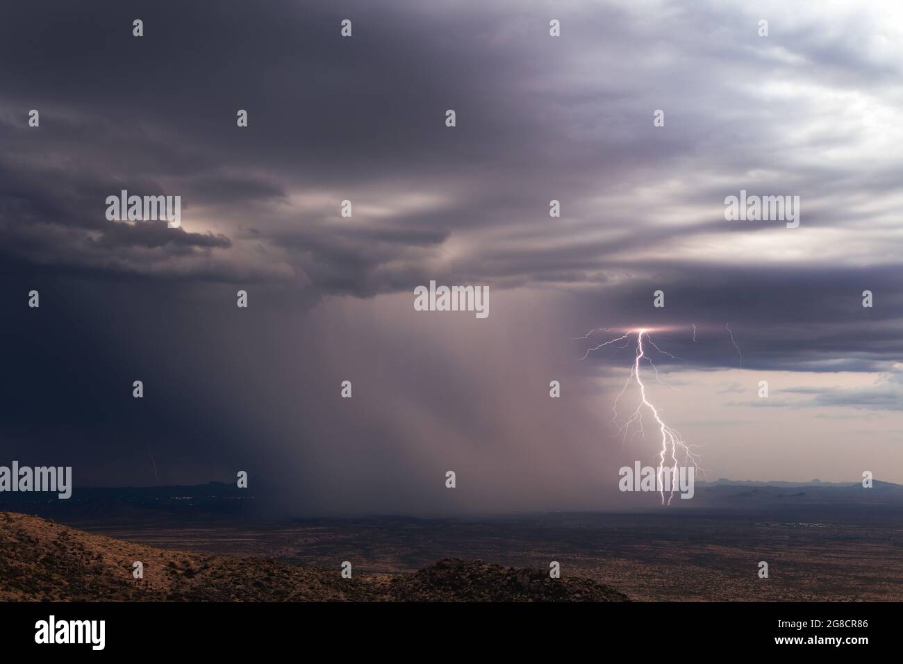 Ein Blitzschlag schlägt ein, als starker Regen von einem Monsunsturm über die Wüste in der Nähe von Yarnell, Arizona, treibt Stockfoto