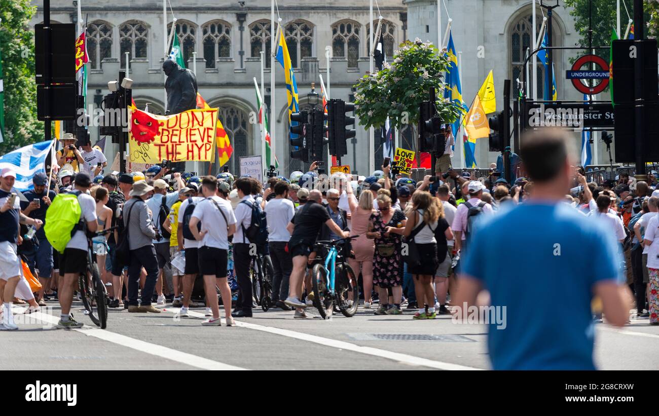 London, Großbritannien. 19. Juli 2021. Die Menschen bei einem Anti-Impfstoff-Protest auf dem Parliament Square am sogenannten Freedom Day, als die britische Regierung die verbleibenden Beschränkungen für die Sperrung des Coronavirus lockerte, aber die Zahl der positiven Fälle täglich weiter steigt und Wissenschaftler befürchten, dass die Beschränkungen zu früh gelockert wurden. Kredit: Stephen Chung / Alamy Live Nachrichten Stockfoto