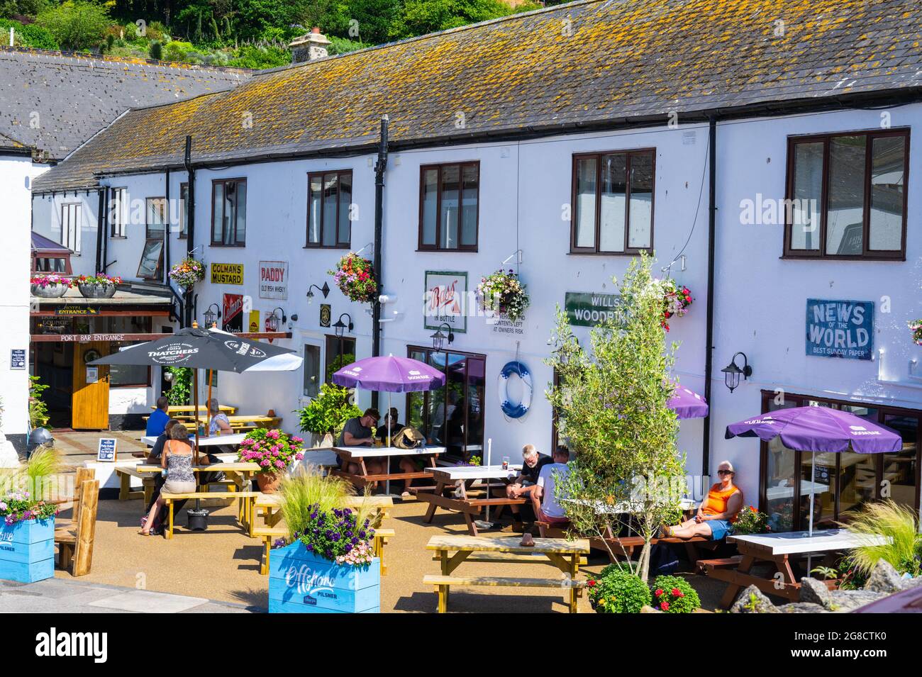 Bier, East Devon; 19. Juli 2021. Wetter in Großbritannien: Urlauber genießen am „Freedom Day“ den herrlichen Sonnenschein vor einem Pub im hübschen Fischer- und Küstendorf Beer, East Devon. Kredit: Celia McMahon/Alamy Live Nachrichten Stockfoto