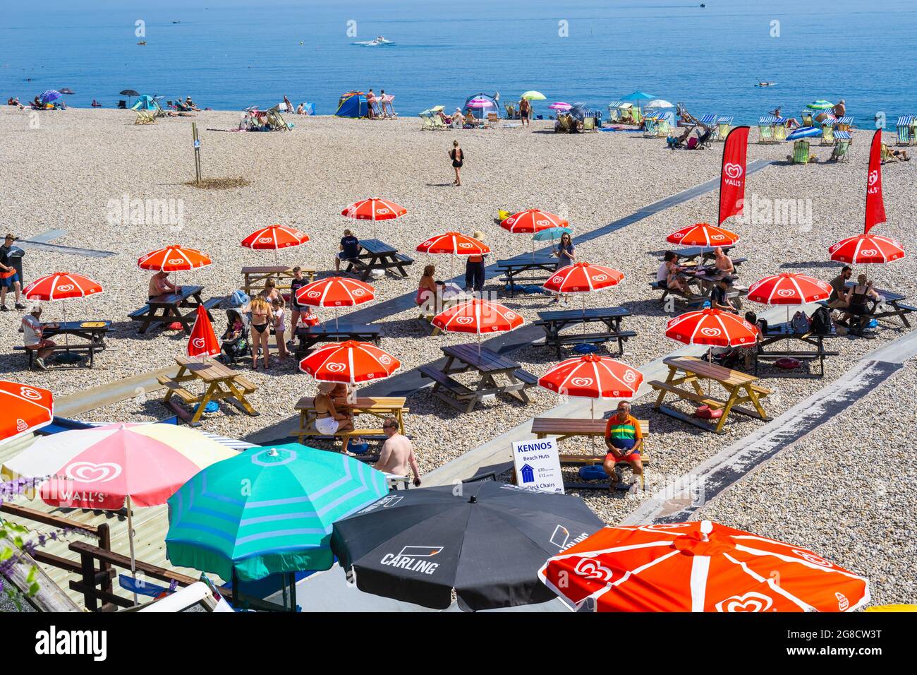 Bier, East Devon; 19. Juli 2021. Wetter in Großbritannien: Urlauber genießen den herrlichen Sonnenschein und entspannen sich am Strand und kühlen sich im blauen Meer im hübschen Fischer- und Küstendorf Beer, East Devon ab. Kredit: Celia McMahon/Alamy Live Nachrichten Stockfoto