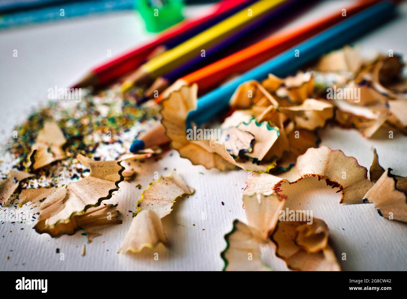 Mehrere Buntstifte und Schulspitzer, mit feinen Punkten Stockfoto