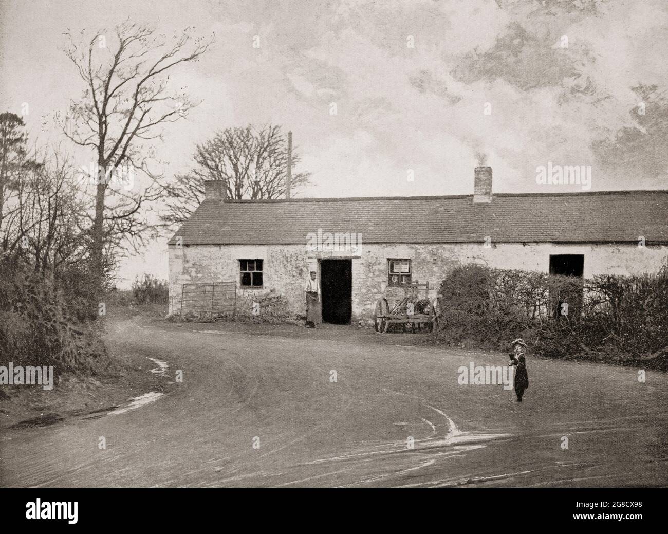 Eine Ansicht der Smithy aus dem späten 19. Jahrhundert in Gretna Green in Dumfries und Galloway, Schottland. Im Jahr 1754 begannen entlaufene Paare, die außerhalb der Beschränkungen von England und Wales eine Ehe suchten, sich auf Gretna Green zusammenzuschließen; Die erste Station in Schottland, wo das Gesetz „irreguläre Ehen“ erlaubte, was bedeutet, dass, wenn eine Erklärung vor zwei Zeugen abgegeben wurde, fast jeder die Befugnis hatte, die Trauung zu leiten. Junge Paare wurden an der Kreuzung, neben dem berühmten Schmiedegeschäft, vom örtlichen Schmied, der Hochzeitszeremonien durchführte, getroffen Stockfoto