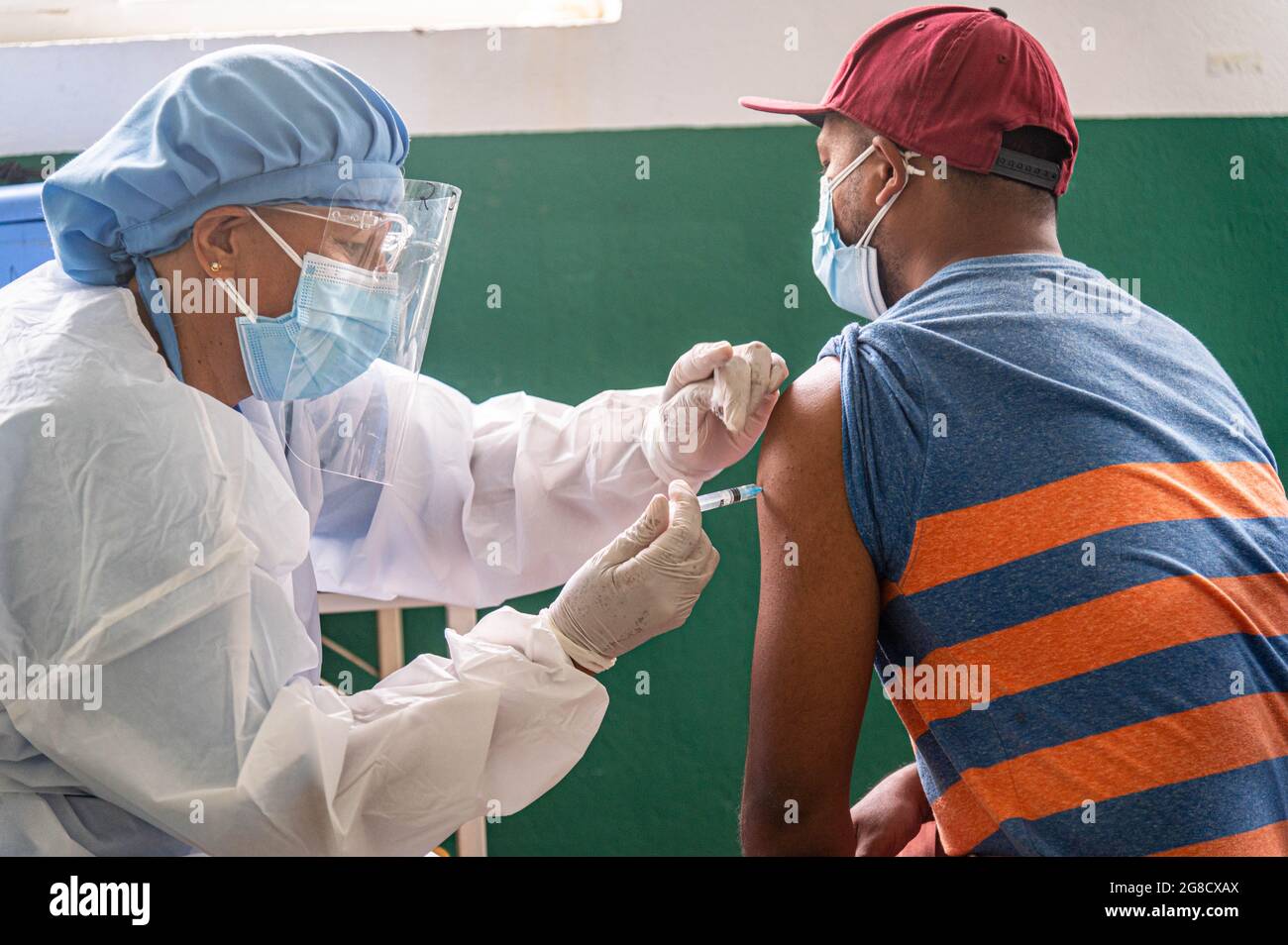 Kathmandu, Nepal. Juli 2021. Ein Gesundheitspersonal geimpft einem Mann im Gemeindekrankenhaus in Mulpani den Janssen-Impfstoff (American Covid-19-Impfstoff) in den Doze.Menschen zwischen 50-54 Jahren werden bis zum 21. Juli geimpft, darunter Behinderte, Sanitäter und ausländische Wanderarbeiter aus Nepal, wo dieser amerikanische Impfstoff vom jeweiligen Land zugelassen wird. Nepal erhielt am 12. Juli 1.634 Millionen Dosen des J & J-Impfstoffs aus den USA über COVAX, ein internationales System zum Austausch von Impfstoffen. Kredit: SOPA Images Limited/Alamy Live Nachrichten Stockfoto