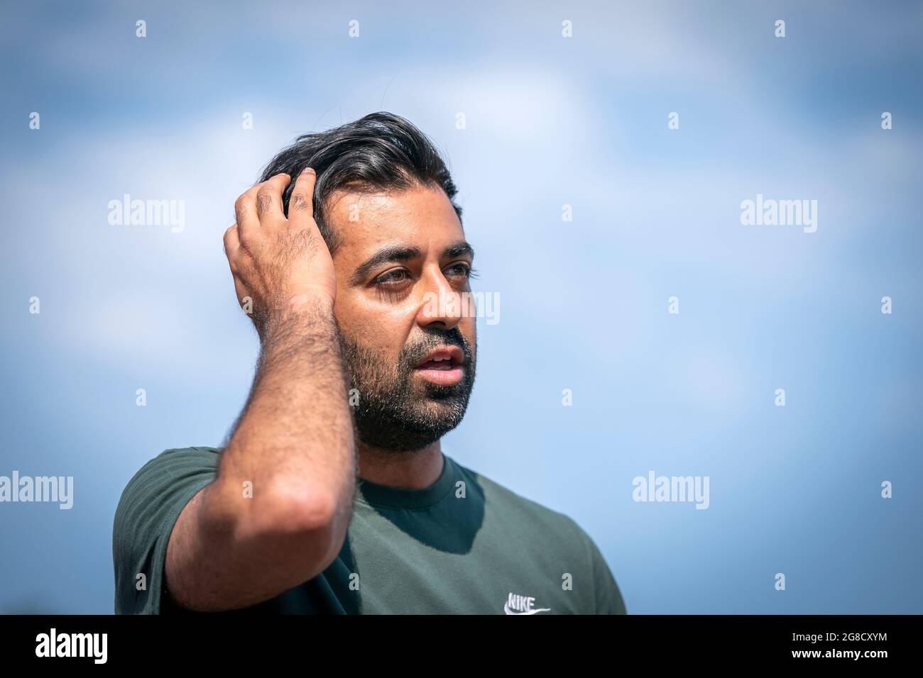 Gesundheitsminister Humza Yousaf spricht mit den Medien, nachdem er seine zweite Dosis des BioNTech Pfizer Covid-19-Impfstoffs in der Zentralmoschee von Glasgow erhalten hatte. Bilddatum: Montag, 19. Juli 2021. Stockfoto